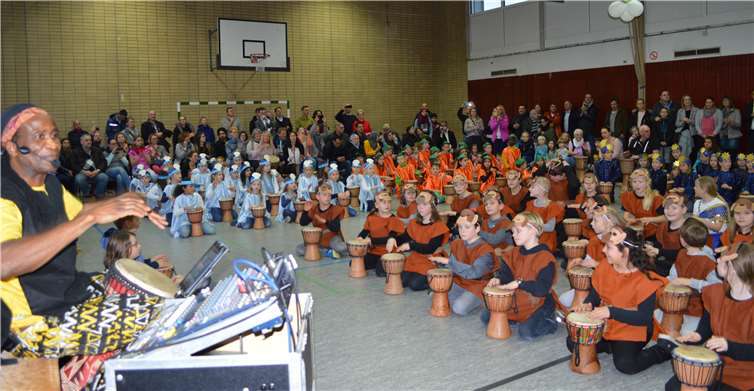 Thomas Sokou von „Trommelzauber“ hatte die Aufführung mit den Kindern eingeübt.