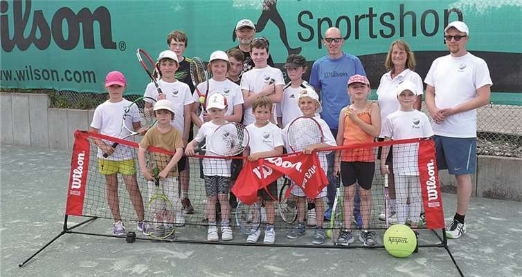 Thomas Spitz (hinten v.l.n.r.), Achim Phiesel, Ulla Kreutz und Daniel Stein mit den Jugendlichen. privat