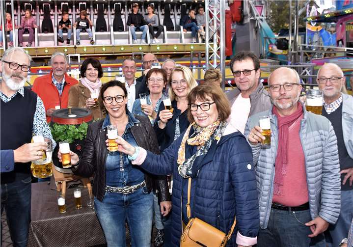 Bunter Spaß für Groß und Klein Thomas Spitz moderierte die Kirmeseröffnung und zapftedie ersten Biere für die Gäste aus Politik und Verwaltung. Fotos: EICH