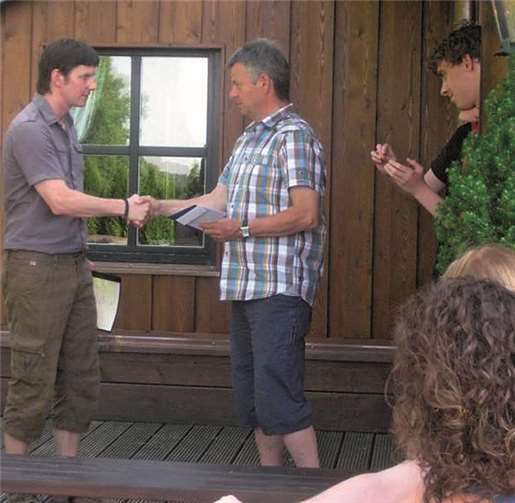 Thomas Sprengart dankt Heino Spohr für seine Verdienste.privat