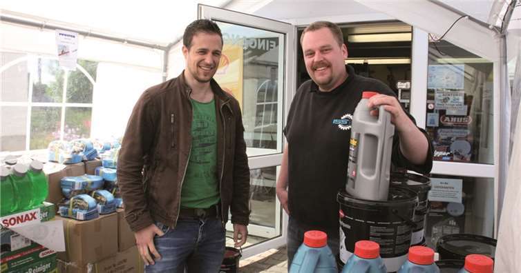 Thomas Stichnoth (r.) präsentiert seine preisgünstigen Frühlingsfestangebote einem möglichen neuen Kunden. WEC