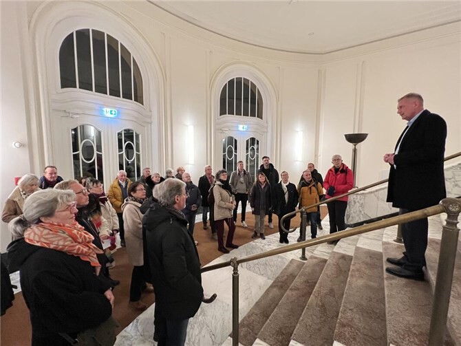 Thomas Swieca (rechts) mit den Ahrtal-Gästeführern im komplett sanierten und wiederhergestellten Kurhaus.  Foto: Armin Küpper