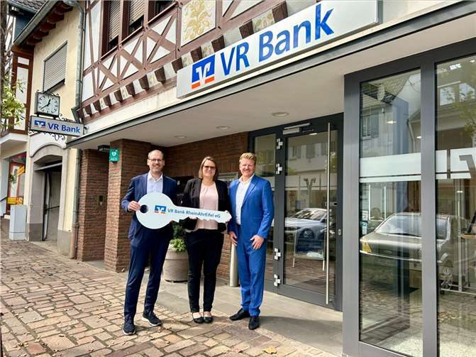 Thomas Theisen (Direktor Regionalmarkt AhrBrohltal) übergibt den symbolischen Schlüssel der VR Bank RheinAhrEifel-Filiale in Heimersheim an Melanie Creuzberg (Filialleiterin und Privatkundenberaterin) und Dirk Hedrich (Teamleiter Privatkunden).  Foto: Clara Elisa Stoffel, VR Bank RheinAhrEifel