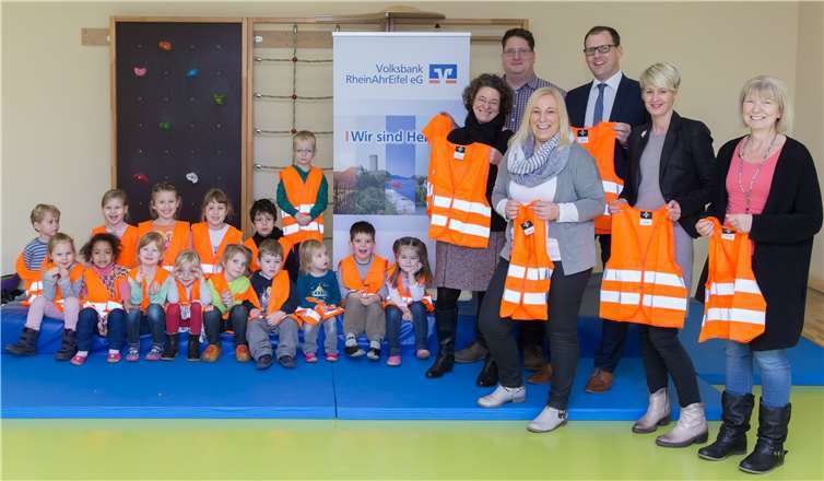 Thomas Theisen, Direktor des Regionalmarktes AhrBrohltal der Volksbank RheinAhrEifel (2.v.l.) und Melanie Dreißigacker, Leiterin der Filiale Remagen (3.v.l.) übergaben einen großen Stapel Warnwesten an Daniela Bockshecker (Goethe-Knirpse), Claudia Linden (Kita St. Anna), Stefan Sander (Kita St. Martin) sowie Ute Grzenia (Kita St. Martin) (v.l.).privat