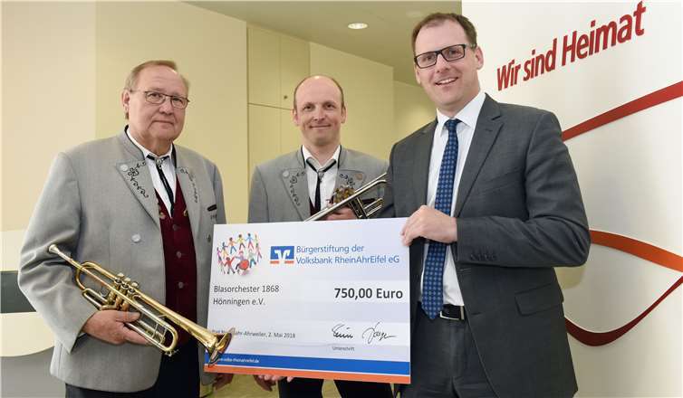 Thomas Theisen, Direktor des Regionalmarktes AhrBrohltal der Volksbank RheinAhrEifel (re.), überreicht eine 750 Euro-Spende der Bürgerstiftung der Bank für die Jubiläumsaktivitäten des Blasorchesters 1868 Hönningen an den 1. Vorsitzenden Frank Larscheid (Mi.) und Schriftführer Rudolf Schumacher (li.).Volksbank