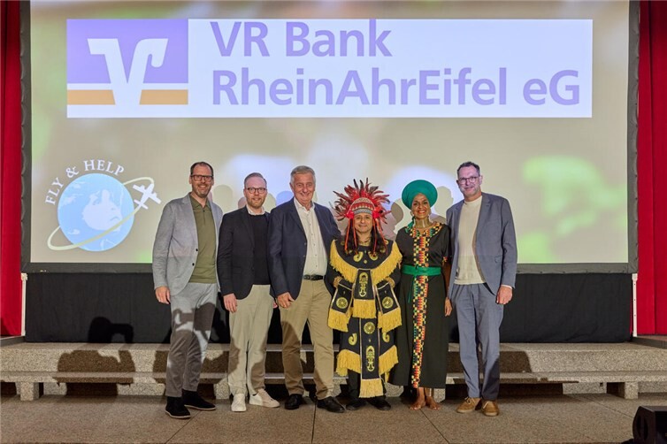 Thomas Theisen (Regionalmarktdirektor AhrBrohltal), Jan-Erik Burkard (Leiter Unternehmenskommunikation), Reiner Meutsch mit Künstlern der Show und Michael Nisius (Bereichsleiter Vertriebsmanagement). Foto: Picture Colada