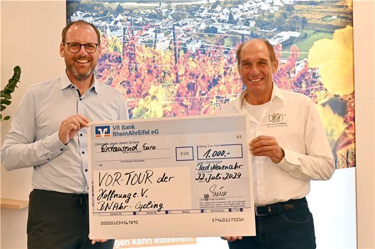 Thomas Theisen (VR Bank RheinAhrEifel eG) übergibt den Spendenscheck an Josef Nelles (Vor-Tour der Hoffnung).  Foto: Hans-Jürgen Vollrath