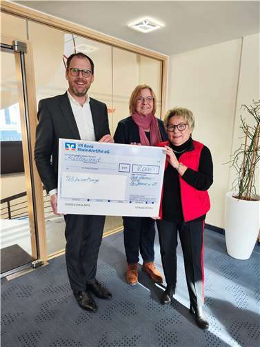 Thomas Theisen übergibt im Namen der Bürgerstiftung der VR Bank RheinAhrEifel eG einen Spendenscheck an die Vorsitzende der TelefonSeelsorge Bad Neuenahr-Ahrweiler e.V. Inga Fischer-Morckel und die Schatzmeisterin Monika Netz.  Foto: Jan-Erik Burkard/ VR Bank RheinAhrEifel eG