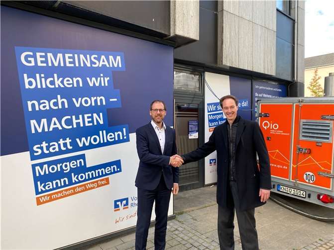 Thomas Theisen und Dominik Neswadba freuen sich über die Fernwärmeversorgung der Volksbank, nachdem die bestehende Heizzentrale durch die Flut stark beschädigt wurde.Foto: Ahrtal-Werke GmbH