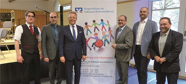 Thomas Thelen (1. Vorsitzender), Christian Laux (Dirigent), Elmar Schmitz (Vorstandsvorsitzender Voba), Gerd Heilmann (Bürgermeister VG Vordereifel), Thomas Theisen (1. Beigeordneter Ortsgemeine Monreal), Alfred Schomisch (Beigeorndeter VG Vordereifel) (v.l.).privat