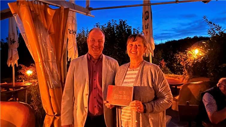 Thomas Urbaniak, Moderator der Community Ahr-Rhein-Eifel Business Friends, dankt Claudia Dahmen für ihren motivierenden Vortrag, gezielt kleine Abenteuer neben dem Alltag zu suchen.  Foto: privat