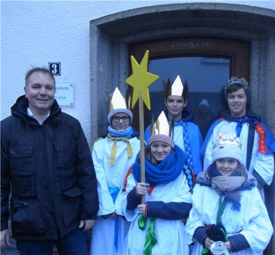 Thomas Vis, Stadtbürgermeister, mit den Sternsinger-Kindern vor der Stadtverwaltung. privat