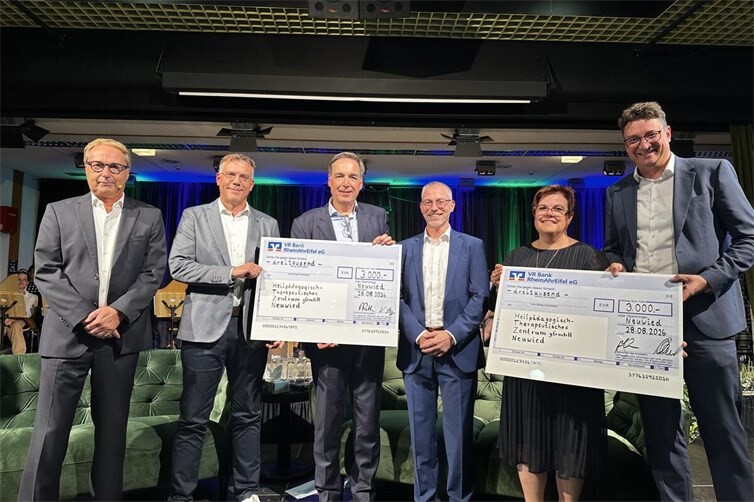 Thomas Voß (ehemaligen Geschäftsführer desHTZ), Udo Stümper (Raiffeisendruckerei GmbH), Florian Reithmeier (Raiffeisendruckerei GmbH), Matthias Herfurth (Vorstand VR Bank RheinAhrEifel eG), Sabine Klein (Firmenkundenabteilung VR Bank RheinAhrEifel eG) und Christian Kehr (Direktor Regionalmarkt Neuwied/Linz) bei der feierlichen Spendenübergabe.