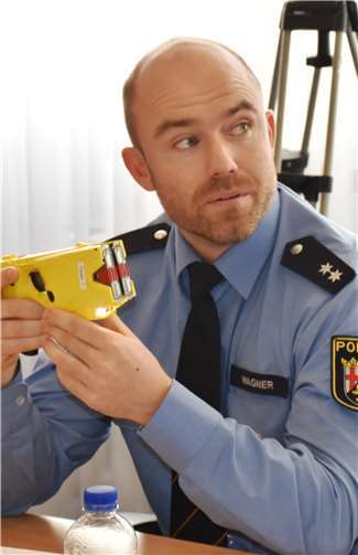 Thomas Wagner informierte über die Elektroschockpistole Taser.