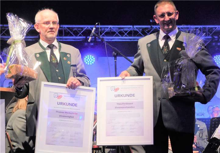 Thomas Weidenfeller (links) und Theo Ferdinand mit ihren Ehrenurkunden.