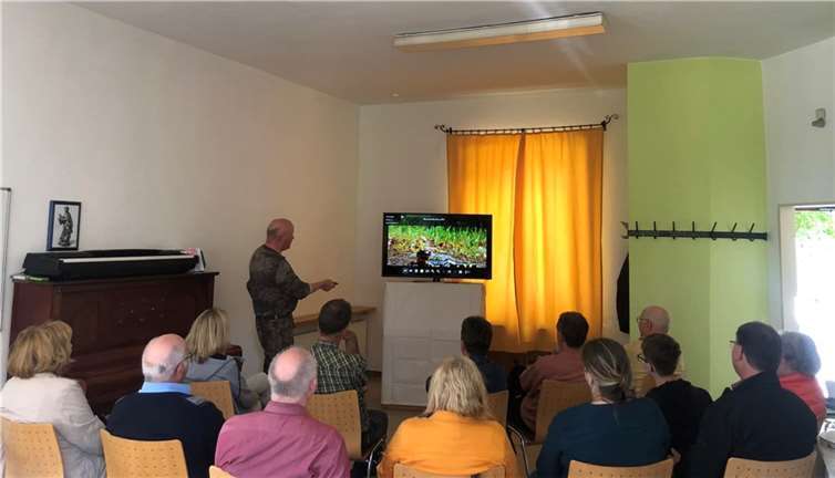 Thomas Welz teilte seine Kenntnisse aus Biologie und zur Kameratechnik mit Feriengästen und Einheimischen.  Foto: Veronika Raß, Klaus Mertens