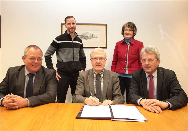 Thomas Werner, Christoph Drolshagen und Klaus-Peter Knossalla (v.l.) unterzeichneten den Kooperationsvertrag. Mit dabei Hospizfachkraft Christiane Freymann und Thorsten Dörholt, der Pflegedirektor des Verbundkrankenhauses Remagen-Linz. Heribert Frieling