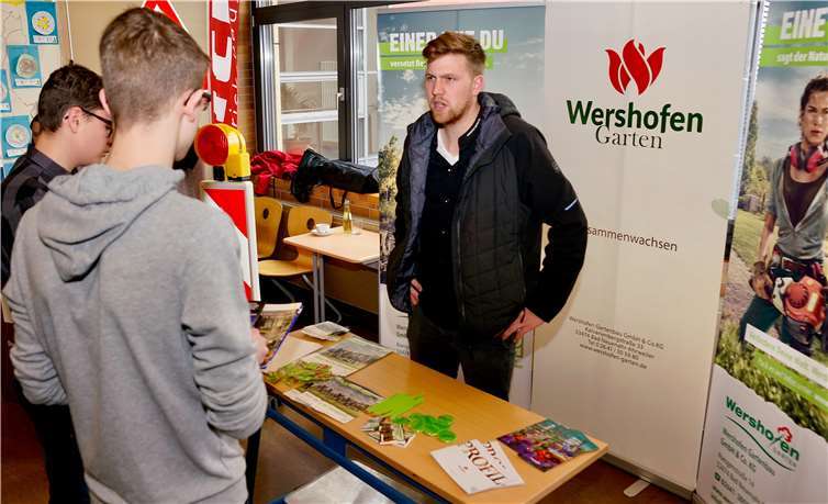 Thomas Wershofen, selbst ehemaliger Schüler der Philipp-Freiherr-von-Boeselager-Realschule plus, führte an diesem Tag nicht nur mit den Schülern Beratungsgespräche zu Berufsmöglichkeiten im Bereich Gartenbau, sondern pflanzte im Schulhof auch noch einen Ahornbaum ein.