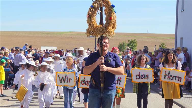Thomas Wickert führte den Umzug mit den kleinen Imkern und der Dorfjugend an.Fotos: -TT-
