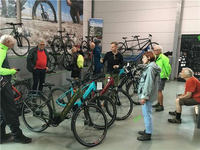 Thomas Wiesel (Mitte) erläutert den interessierten Zuhörern die Fahrräder. Quelle: Projekt „Leben und Älterwerden in Remagen mitgestalten“