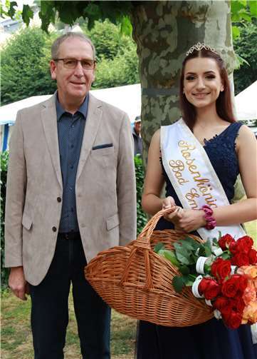 Thomas Wilhelmi, Geschäftsführer Staatsbad Bad Ems GmbH mit der neuen Rosenkönigin Alexandra Hermann aus Montabaur. Foto: MFU
