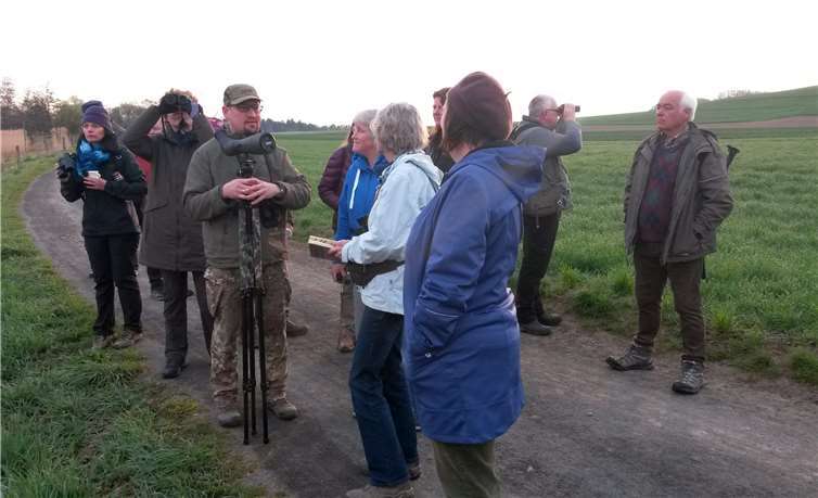 Thomas Wipperfürth bei einer Vogelexkursion in den Thürer Wiesen. Foto: NABU/Jörg Mittler