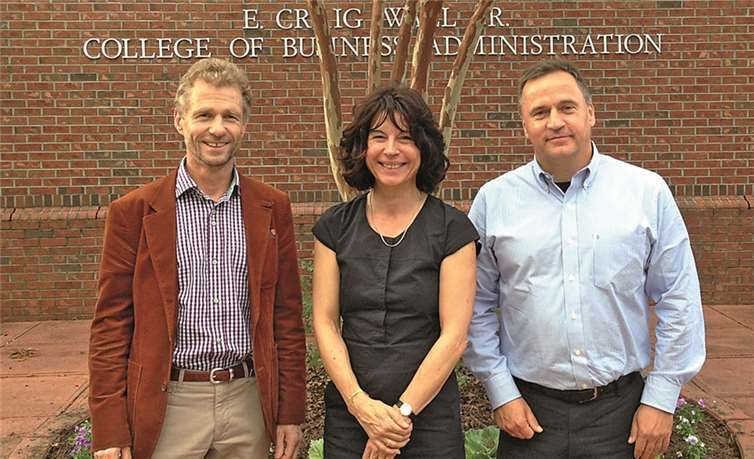 Thomas Wolff, Dr. Gabriele Wolff und Prof. Dr. Nils Rauhut.privat