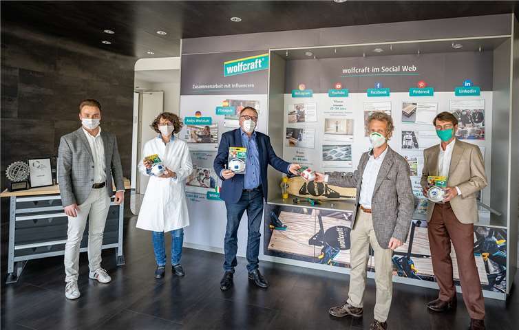 Thomas Wolff, Geschäftsführer der wolfcraft GmbH (2.v.r.) überreicht Landrat Dr. Jürgen Pföhler (3.v.l.) ein Paket der gespendeten FFP2-Masken. Ebenfalls dabei: Koordinator Corona Fabian Schneider (1.v.l.), Amtsärztin Ariane Bauer (2.v.l.) und Geschäftsführer Reinhard Wolff (1.v.r.). Foto: Bernhard Risse