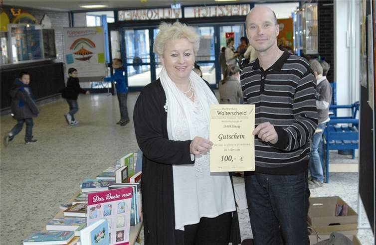 Thomas Zimmermann brachte als Geschenk einen Gutschein mit, der helfen soll, die Schulbibliothek zu erweitern. BL