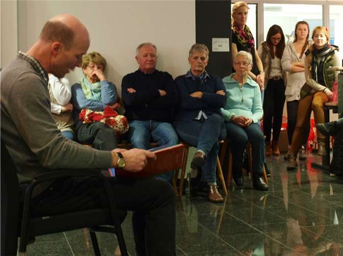 Thomas Zimmermann erfreute die Gäste mit zwei wunderschönen Weihnachtsgeschichten.