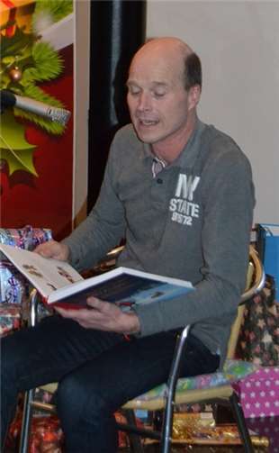 Thomas Zimmermann (l.), Buchhandlung Walterscheid (Sinzig), stimmte mit zwei spannenden Weihnachtsgeschichten aufs Fest ein.