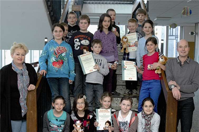 Thomas Zimmermann (r. ) und Schulleiterin Elke Esper (l.)mit den Teilnehmern im Vorlesewettbewerb. BL