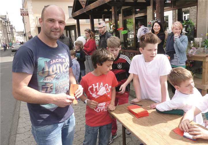 Thorsten Bolz und Sohn Luca hatten für ihre sportlichen Aktivitäten schon je zwei Stempel erstanden.
