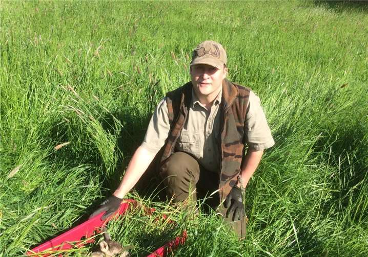 Thorsten Bretschneider aus Maxsain. Hier bei der Einbettung des geretteten Kitzes in sein Zwischenlager. Wichtig ist, dass bei der Rettungsaktion möglichst kein menschlicher Geruch auf das Kitz übertragen wird. Daher ist der Einsatz von Handschuhen ganz wichtig.