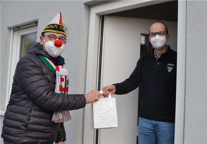 Thorsten Draeger (l.), 1. Vorsitzender der Jungen Alten Großen Mayener Karnevalsgesellschaft e.V., beim Verteilen der Überraschungen. Foto: JAG