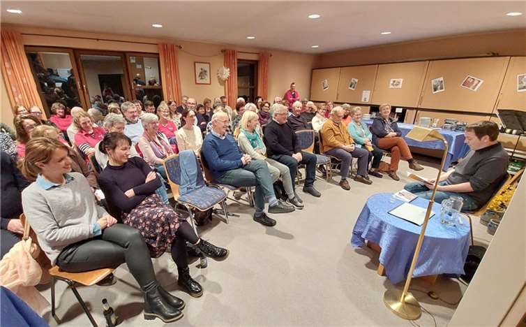 Thorsten Ferdinand bei seiner Lesung in der Bücherei Holler/Untershausen.  Fotos: privat