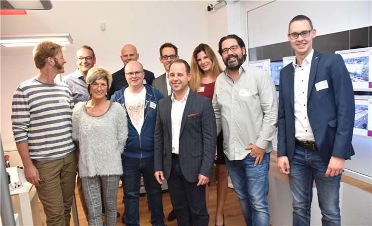 Thorsten Gütelhöver präsentierte beim Unternehmerbierchen sein Unternehmen.Foto: EICH