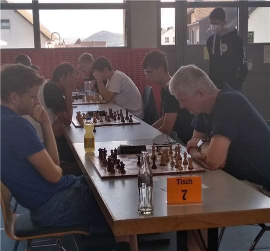 Endlich wieder am Schachbrett Thorsten Kammer an Brett 1 im Vordergrund (re.) schlägt Zweitbundesligaspieler M. Müller. Luca Häusler und Konrad Langner verlieren, Roman Windscheif remisiert an Brett 4.Foto: privat