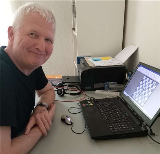 Thorsten Kammer freut sich über sein eigenes Geburtstagsgeschenk: einen schönen Angriffssieg im Online-Simultanspiel gegen Großmeister Luis Engel aus Hamburg..  Foto: privat