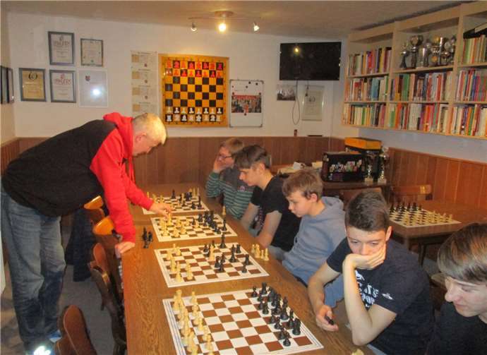 Thorsten Kammer (li.) beim konzentrierten Jugendtraining mit (sitzend v.li.): Jonas Naumann, Artur Lutter, Maurice Herzet, Konrad Langner und Timo Schröder.Foto: privat