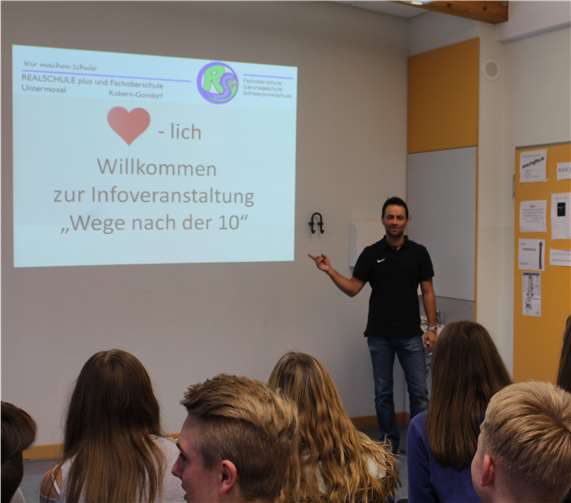 Thorsten Klemmer, der schulinterne Leiter des Fachbereiches Berufsorientierung, moderierte die Veranstaltung „Wege nach der Klasse 10“ an der Realschule plus und Fachoberschule Untermosel.  Realschule plus und Fachoberschule Untermosel