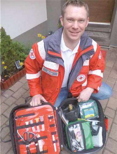Thorsten Kreuz mit dem neuen Notfallrucksack.  privat