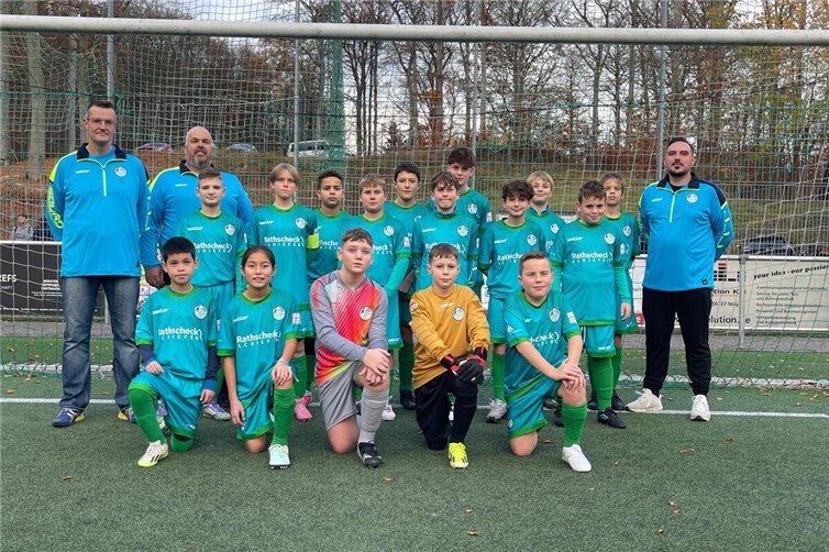 Thorsten Lüscher (Betreuer), Jürgen Haubrich (Trainer), Spieler der D3 , Vitalis Ichtendritz (Co-Trainer).Foto: privat