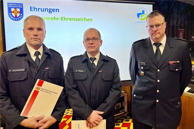 Thorsten Massenkeil des Kreisfeuerwehrverbands (rechts) überreichte Karsten Grochowiak (links) das silberne Ehrenzeichen und Marc Rojan (Mitte) das bronzene Ehrenzeichen für ihr Engagement.