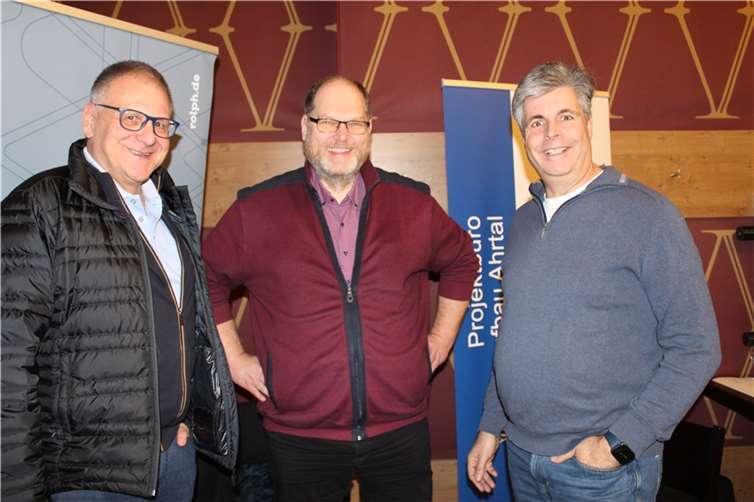 Thorsten Müller im Gespräch mit Edgar Steinborn (li.) und Ulrich Stumm (re.).  Foto: WITE
