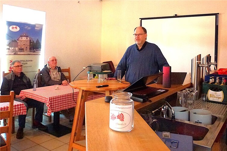 Thorsten Müller stellte die Machbarkeitssudie für eine Verlängerung der Ahrtalbahn bis Adenau vor.