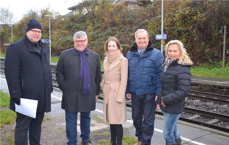 Thorsten Müller/Verbanddirektor SPNV-Nord, Michael Mahlert/1. Kreisbeigeordneter, Ellen Demuth/MdL Rheinland-Pfalz, Carsten Fehr/Verbandsbürgermeister Unkel und Helga Zoltowski/Kreisverwaltung Neuwied. Foto: Kreisverwaltung Neuwied