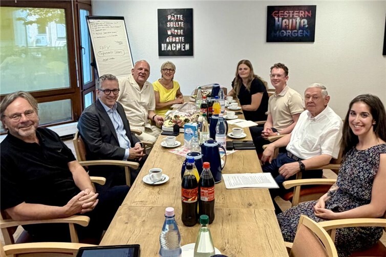 Thorsten Rudolph (2. von links) im Gespräch mit der AWO. Im Bild: Michael Groß, Co-Präsident des Bundesverbandes (links), Eva Neef, Geschäftsbereichsleiterin Soziale Dienste und Verbandsarbeit (4. von links), Rudi Frick, Präsident der AWO Rheinland (2. von rechts), sowie weiteren Vertreterinnen und Vertretern. 