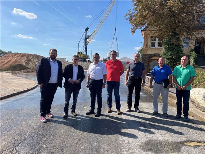 Thorsten Rudolph (2. von links) informierte sich bei den Verantwortlichen des Bendorfer Hafens über die aktuelle Situation (von links): Christoph Mohr, Thorsten Rudolph, Paulhorst Kann, Michael Stiren, Markus Stock, Achim Andreas, Alfons Schuster.  Foto: Wahlkreisbüro Thorsten Rudolph/Karin Küsel
