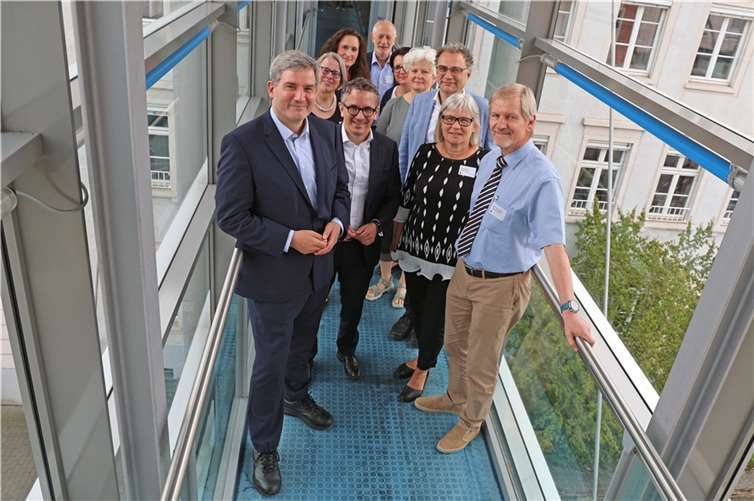 Thorsten Rudolph (2. von links) und Metin Hakverdi (links) informierten sich bei der Behördenleitung um Dr. Birgit Esser (2. von rechts) über die Arbeit der BfG. Foto: Bundesanstalt für Gewässerkunde / Dominik Rösch